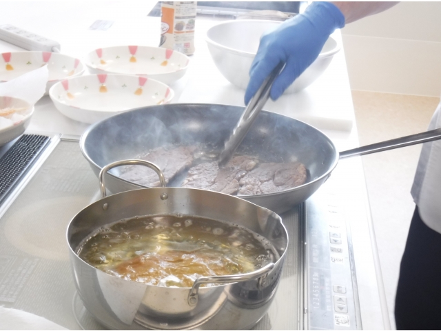 目の前での調理！いい匂いです！！