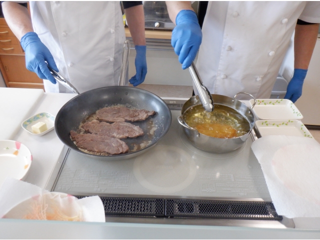 左ステーキ
右ジャンボコロッケ