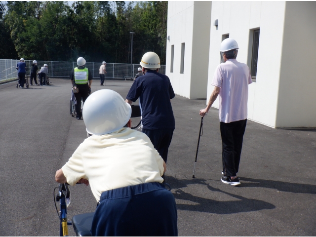 １階のご利用者さまも非常口から南面避難所へ