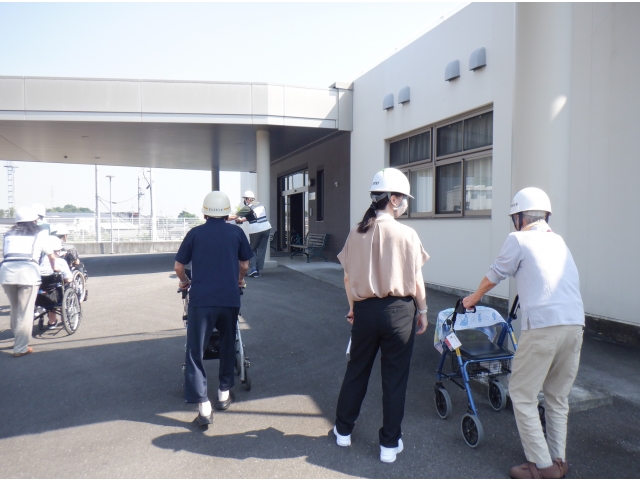 秋晴れのこの日は気温がぐんぐん上がり南面避難所から多目的室に集合