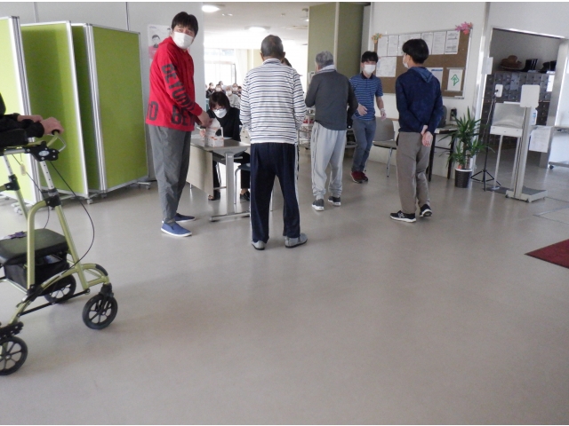 まずは　接種会場へ　入場
