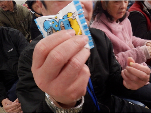 年男・年女の利用者様に節分のお菓子を配ってもらいました