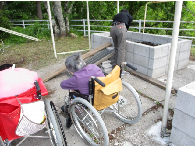 土を入れます