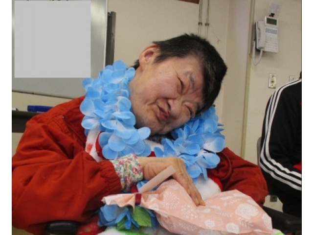 合格者にはレイと景品が贈られました