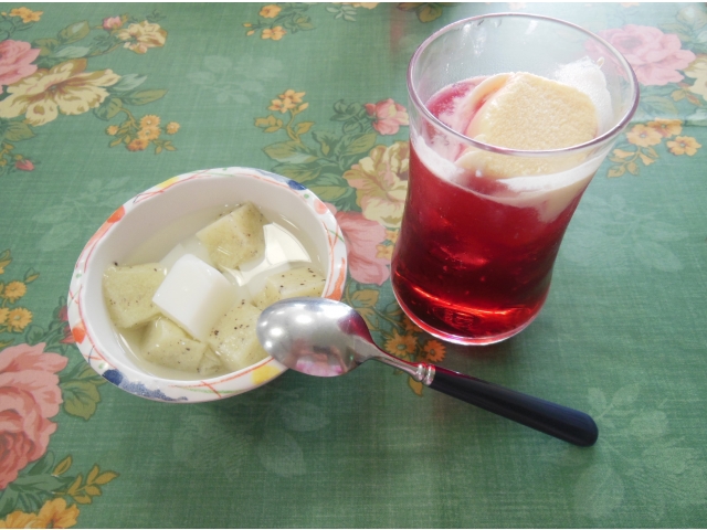 杏仁豆腐にキウイもミックスしてクランベリーフロートと一緒に！