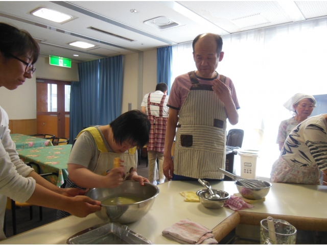 皆で手分けして材料を混ぜたり、バットに移したり・・・
