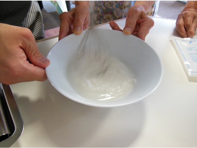 水まんじゅうの生地を作ります。ダマにならないよう一生懸命混ぜてます。