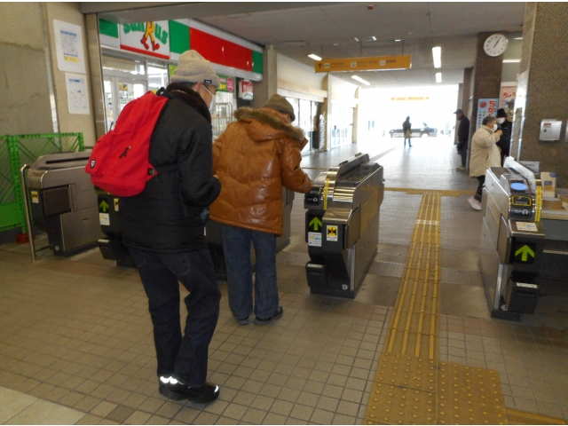 左手で入れて右側を通ることも…
