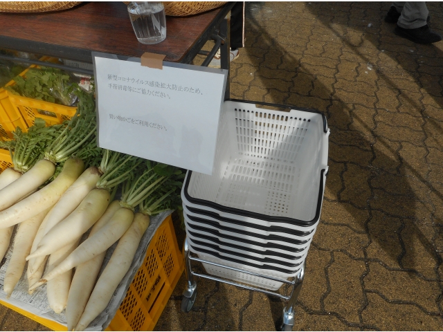 消毒の準備と買い物カゴ