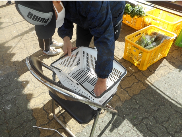 使用したかごを拭きます