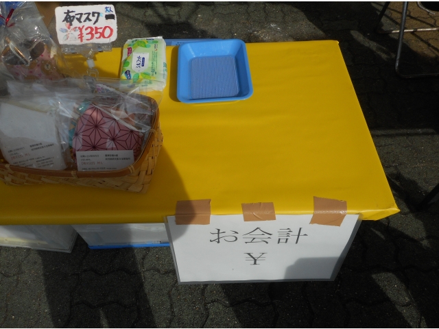 お金はトレーで受渡し