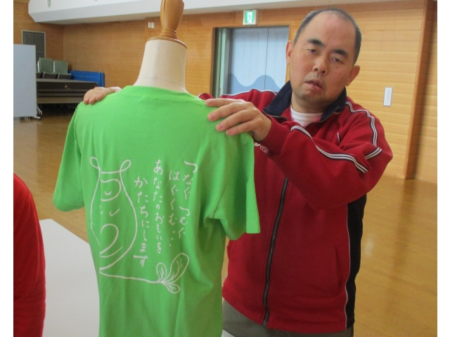 背面プリントのデザインは、県鳥の「コノハズク」をモチーフにしています。