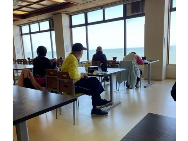 海を眺めながら黙食