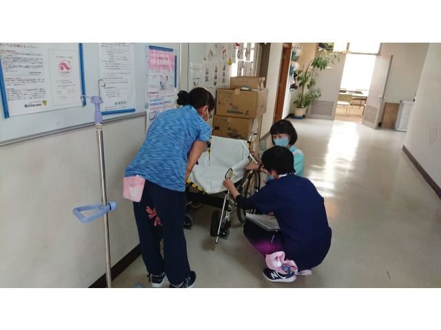 車いすを前にアレコレ意見を交わすマダム達…