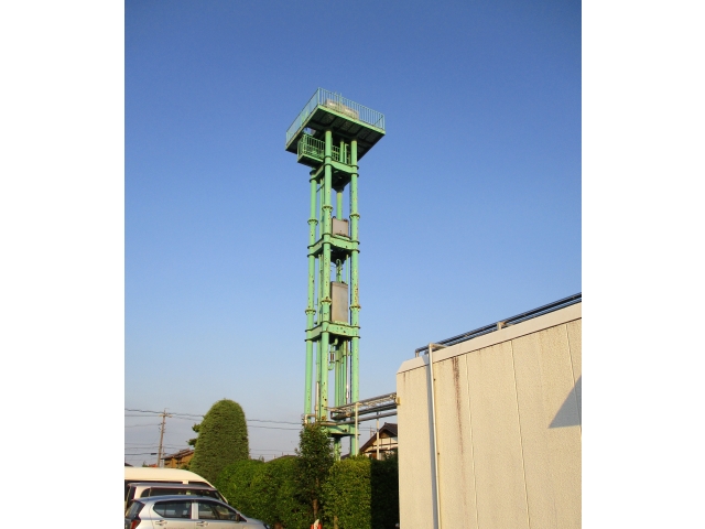この、屋根より高い高架水槽を