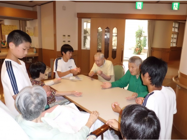 お手玉上手にまわせるかな。
