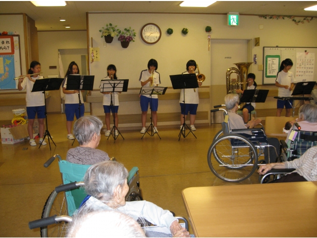 吹奏楽部の演奏は、すてきでした。
ちなみに一番大きい楽器は、「チューバ」です。