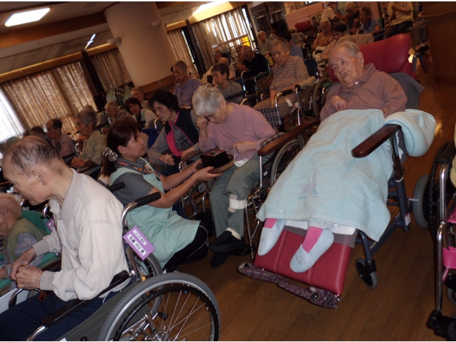 やりにくくても、しっかりご焼香されます。