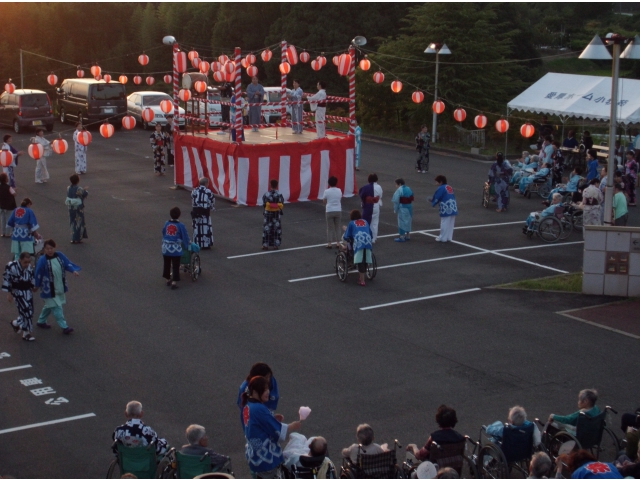 やぐらを囲み踊りました。