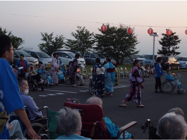 利用者も職員も浴衣を着ておめかし。