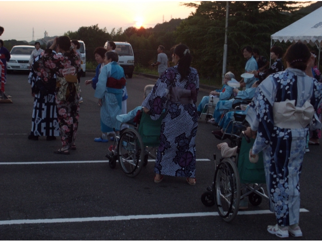 職員も利用者と一緒に踊りました。