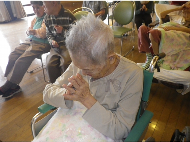 しっかりと手を合わせます