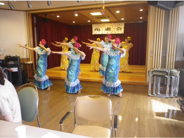 フラダンスのボランティアさんも華麗に踊って下さいました。