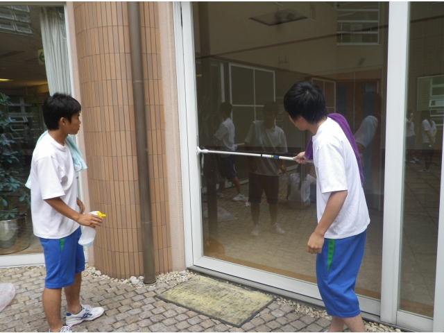 窓拭きの様子です