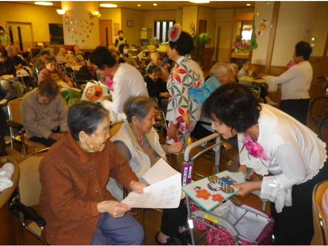 利用者さんと一緒に歌います。
