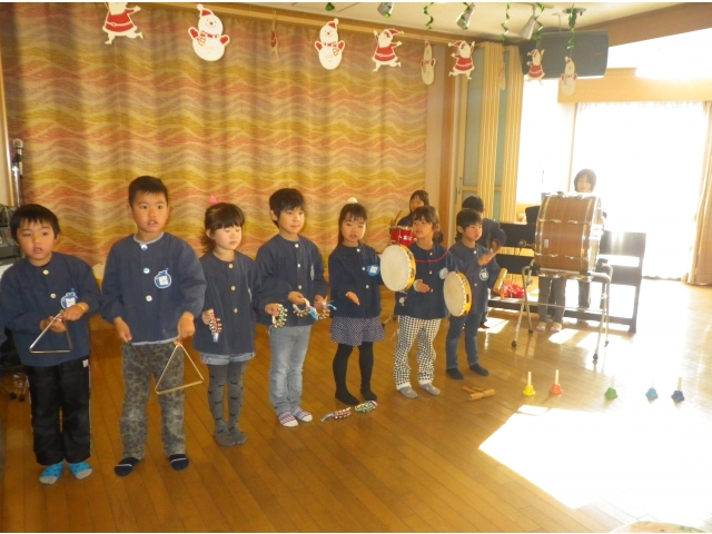 先生の演奏に合わせて演奏します。
