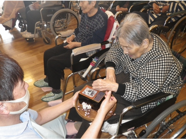 利用者様も焼香をあげます。