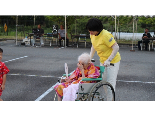 利用者様も踊ります♪