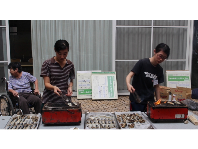 栄養士の実習生にも焼いてもらいます。