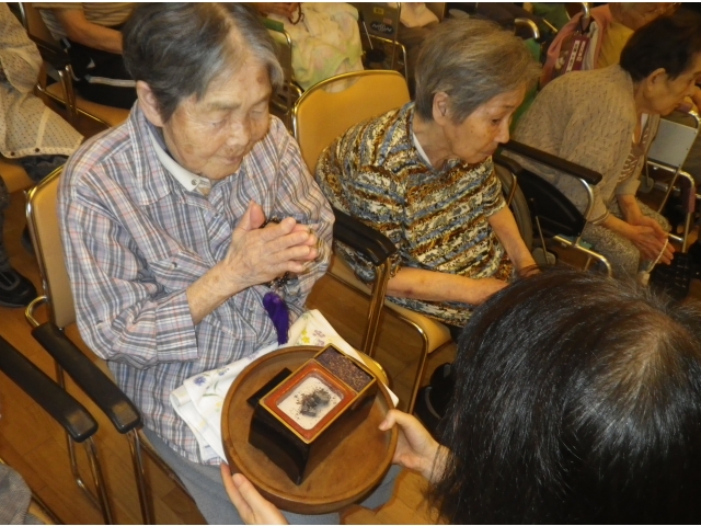 しっかりと手を合わせます。