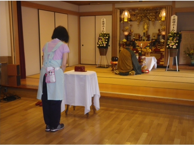 職員も焼香をあげます。