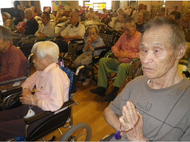 どこか表情が物憂げです。