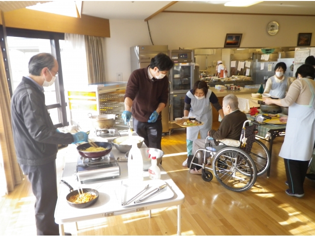 フライパンでスパゲティまで…！