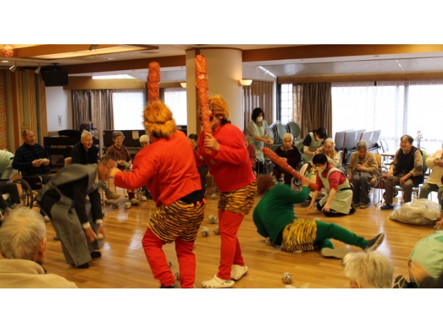 鬼に豆をぶつけます！