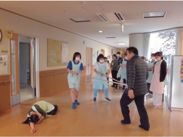 実技訓練：はじめは刃物で
刺されてしまいました。