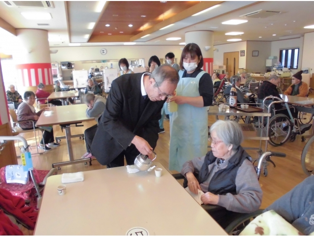 各卓に挨拶をし
お屠蘇を振舞っています。
