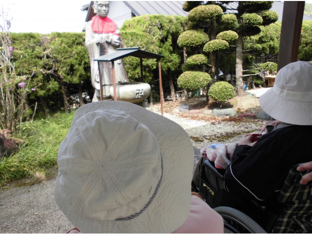 皆さんでお参り中
