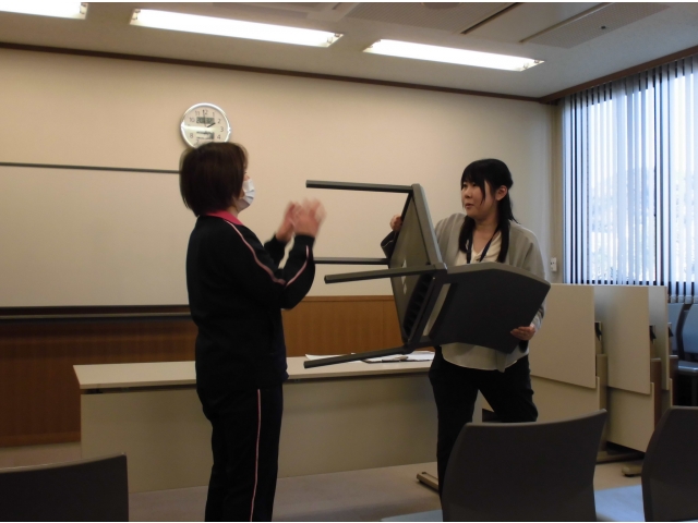 椅子も身近な武器になります。