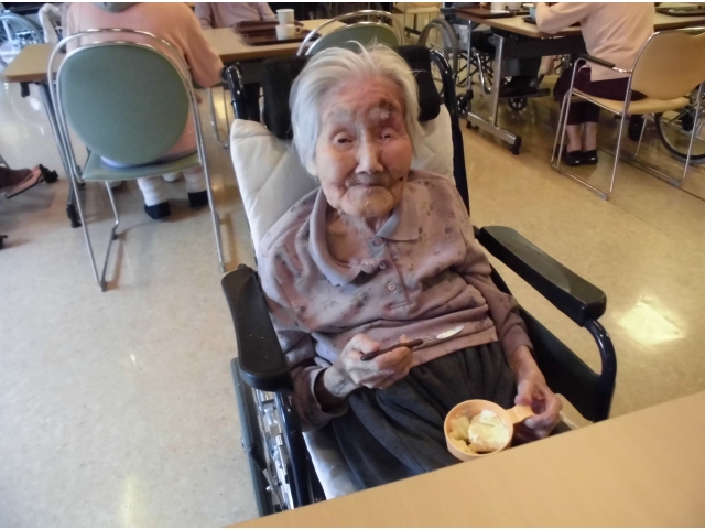 小牧苑最高齢ですが、ご自分で召し上がってます！