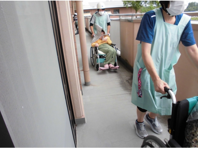 ベランダへ出て避難