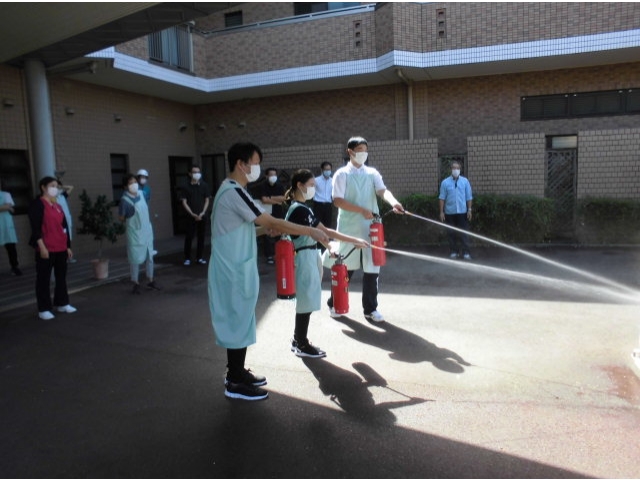 水消火器による消火訓練