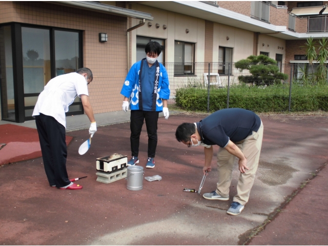 外では何か始まりそうです