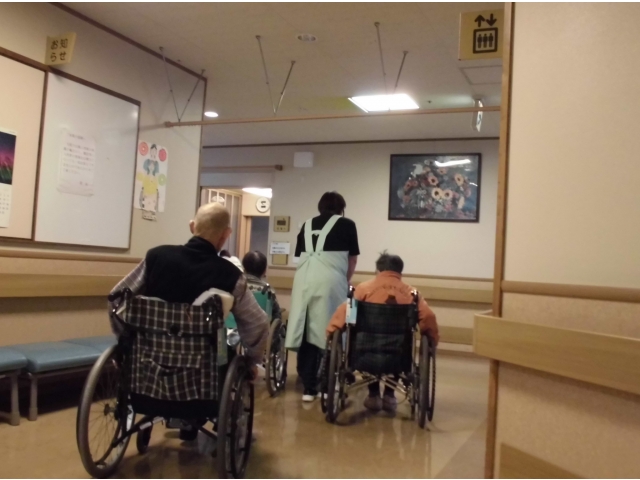 １階から２階へ避難します