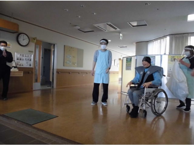 年男が玄関で豆まきをします