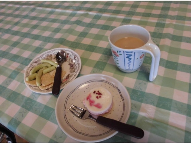 一例；練乳苺のケーキとホットコーヒー