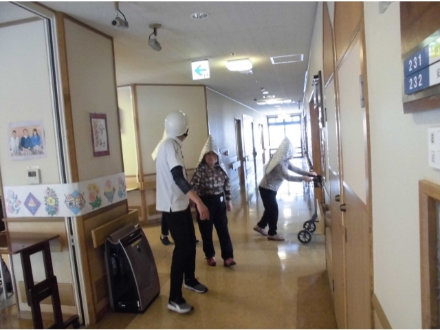 ベランダを通って避難します